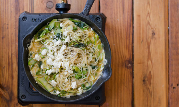 How to make one-pan spinach, courgette and feta pasta