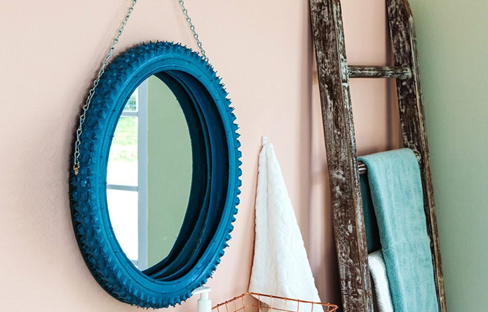 How to upcycle a bicycle tyre into a mirror frame