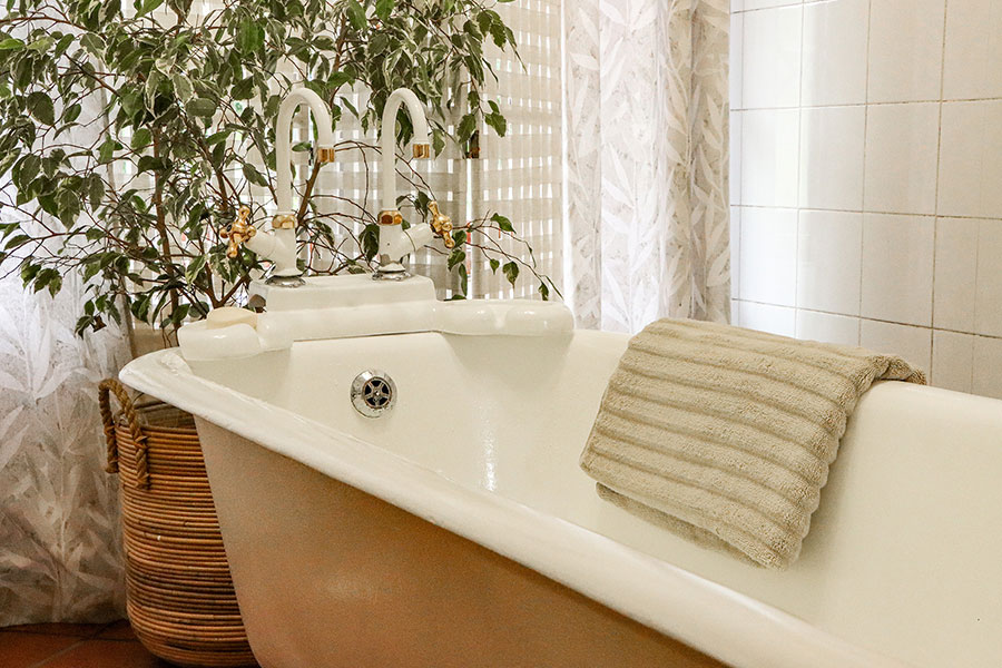 A vintage bathtub makeover with Rust-Oleum Tub and Tile