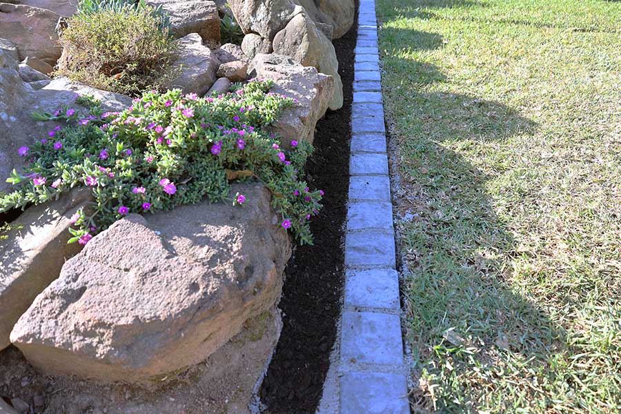 Transform your garden with cobblestone edging: a DIY guide